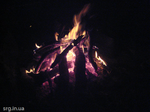 Говорят на огонь не скучно смотреть настолько долго, пока не сгорят дрова