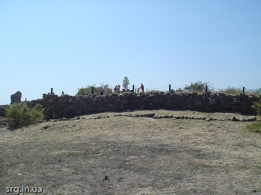 на горку, где с полтысячи лет назад стояла греческая крепость Фуна.